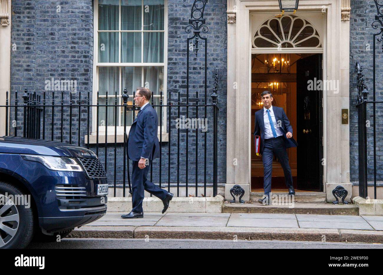 London, Großbritannien. Januar 2024. Premierminister Rishi Sunak überlässt die Nummer 10, um Fragen zu den Premierministern zu stellen. Er wird auf Keir Starmer über den Versandkarton treffen. Quelle: Mark Thomas/Alamy Live News Stockfoto