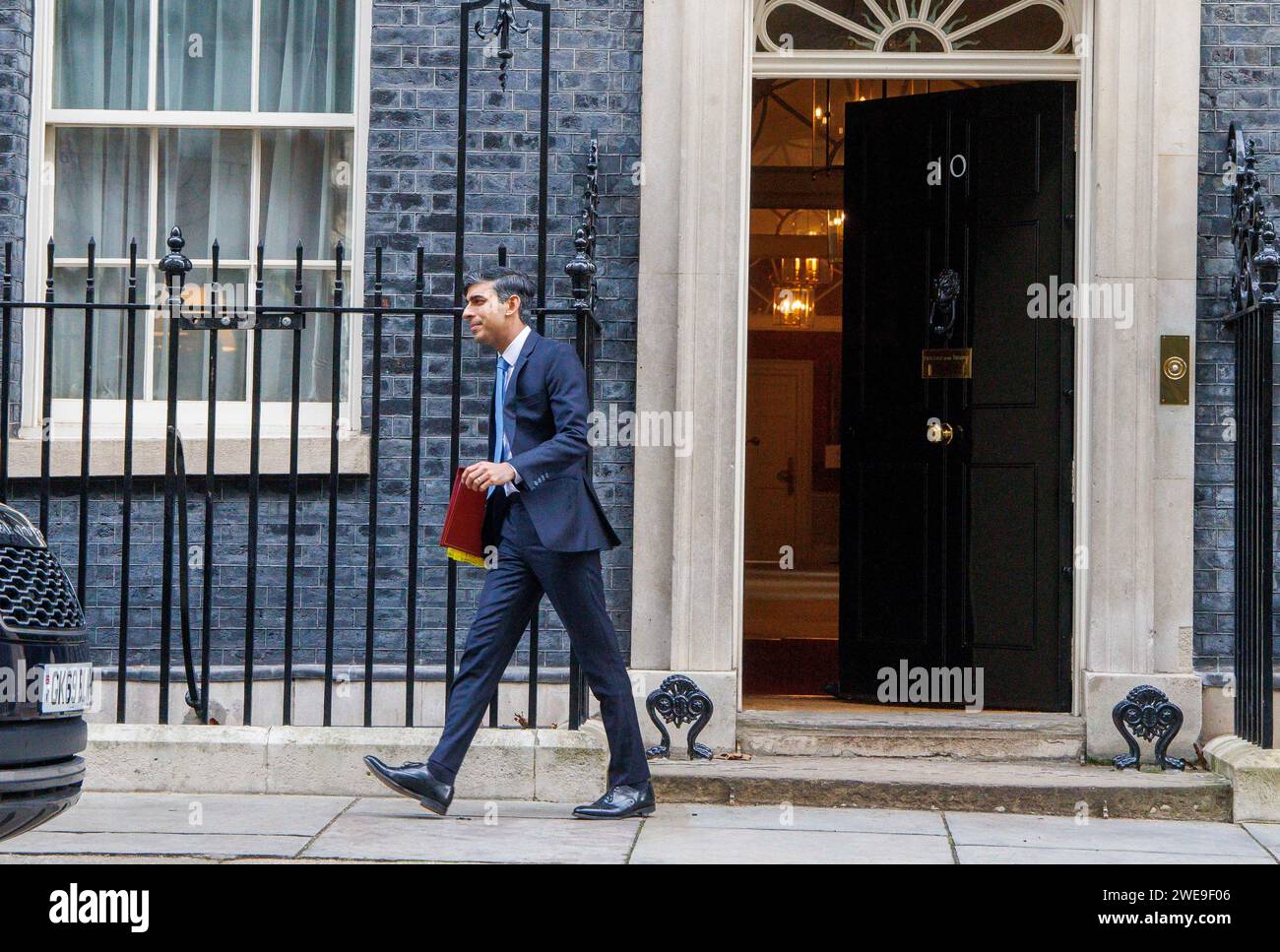 London, Großbritannien. Januar 2024. Premierminister Rishi Sunak überlässt die Nummer 10, um Fragen zu den Premierministern zu stellen. Er wird auf Keir Starmer über den Versandkarton treffen. Quelle: Mark Thomas/Alamy Live News Stockfoto