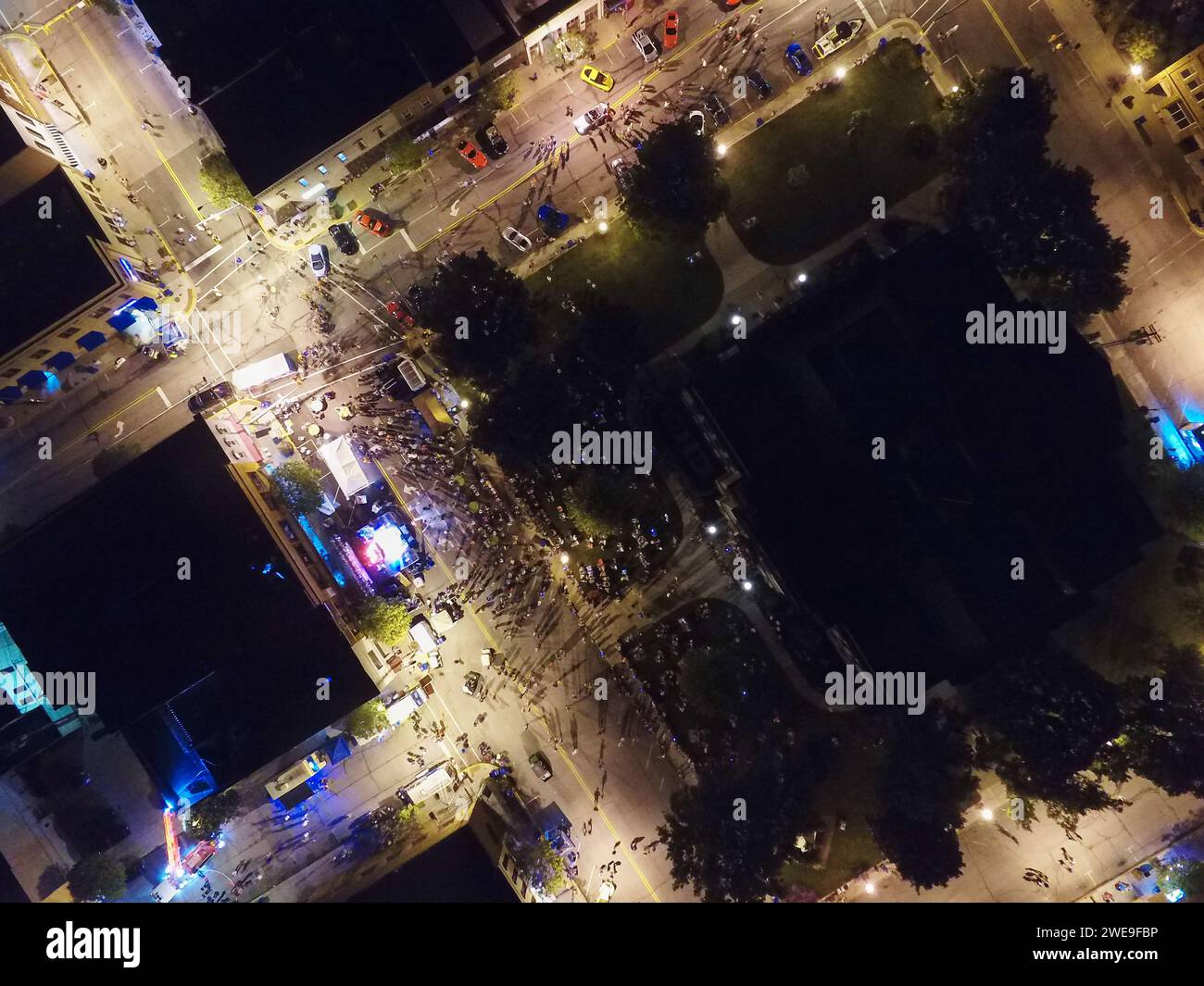 Aerial Night Festival mit Live Stage und Publikum in Indiana Stockfoto