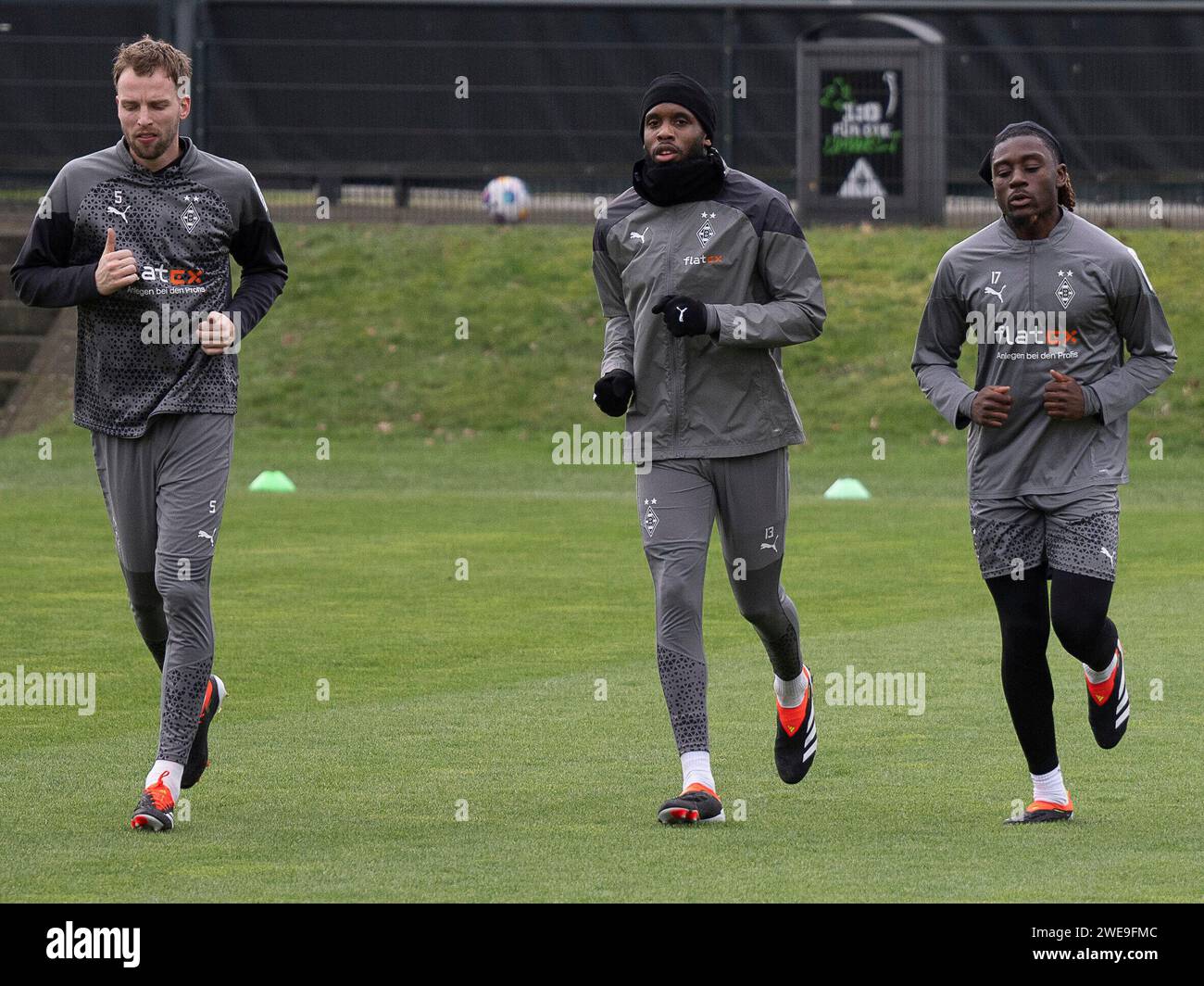 Individuelle Belastungssteuerung bei Marvin Friedrich (Borussia Mönchengladbach, #05), Jordan Siebatcheu (Borussia Mönchengladbach, #13) und Kouadio Kone (Borussia Mönchengladbach, #17). Borussia Mönchengladbach, Fussball, 1. Bundesliga, Training, Saison 2023/2024, 24.01.2024 Foto: Eibner-Pressefoto/Thomas Haesler Stockfoto