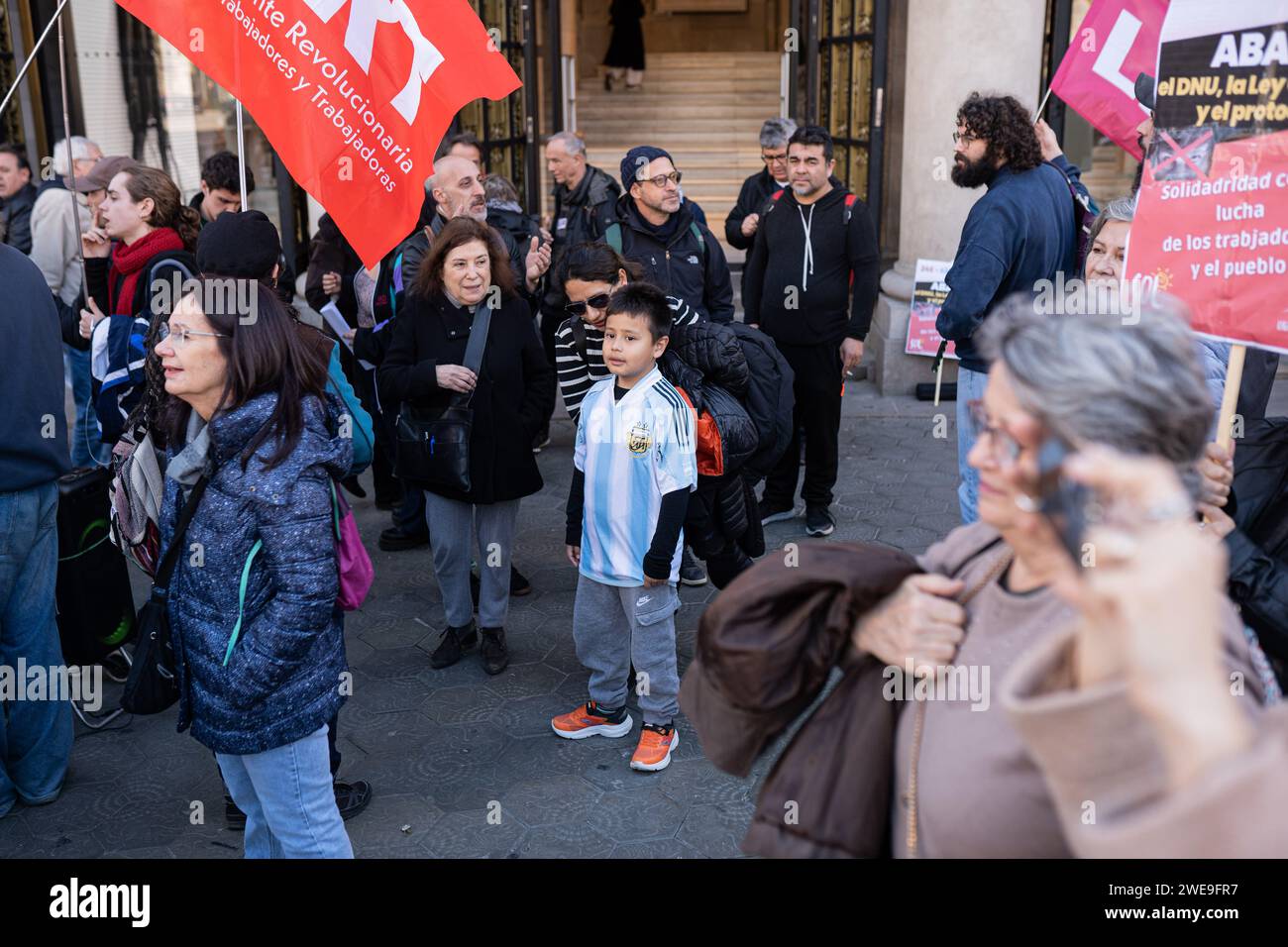 Barcelona, Barcelona, Spanien. Januar 2024. Dutzende von Menschen aus der argentinischen Gemeinschaft in Barcelona und katalanische Gewerkschaften und linke soziale und politische Organisationen protestieren an der argentinischen Botschaft, die mit dem Nationalstreik in Argentinien zusammenfällt. Sie protestieren gegen die rechtsextreme Regierung von Javier Milei und gegen die Ablehnung des so genannten Dekrets der Notwendigkeit und Dringlichkeit und des Omnibus-Gesetzes, die eine historische, arbeitnehmerfeindliche, arbeitgeberfreundliche und unterwürfige Gegenreform gegenüber den imperialistischen Interessen der nordamerikanischen und europäischen multinationalen Konzerne und des IWF darstellen. (Kreditbild: © Ma Stockfoto