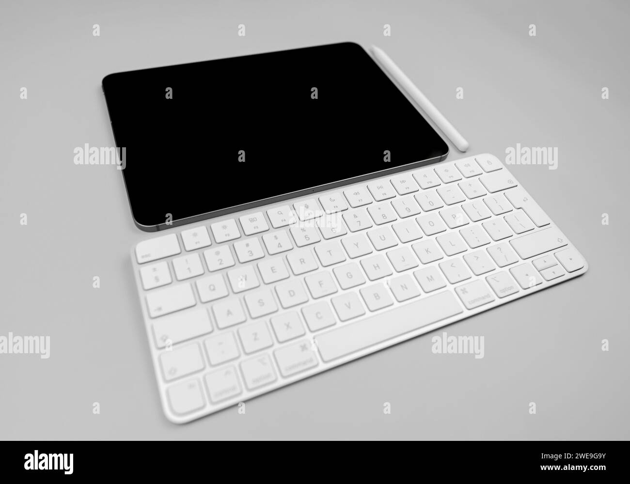 Weiße Tastatur, Tablet und Stift auf hellgrauem Hintergrund. Modernes Büro, Kopierraum. Stockfoto