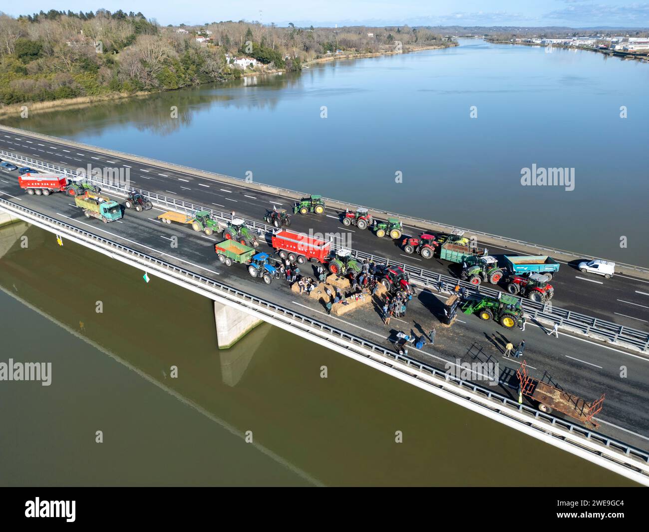 Demonstration von Landwirten, die die Autobahn A63 blockieren (Viaduc Hubert Touya, Bayonne (64100), Pyrénées-Atlantiques (64), Nouvelle Aquitaine, Frankreich). An diesem Dienstag, dem 23. Januar 2024, haben die Bauern der Pyrénées-Atlantiques, auf Aufforderung der FDSEA 64 und der Junglandwirte, ab 6 Uhr morgens Sperrpunkte an den Autobahnkreuzen Bayonne organisiert. Der Verkehr wird diesen Dienstag auf diesem Teil der Autobahn von entschlossenen Demonstranten unterbrochen. Die Landwirtschaftsdemonstrationen sind ein Zeichen der Krise, vor der der Agrarsektor in Frankreich und Europa steht. Stockfoto
