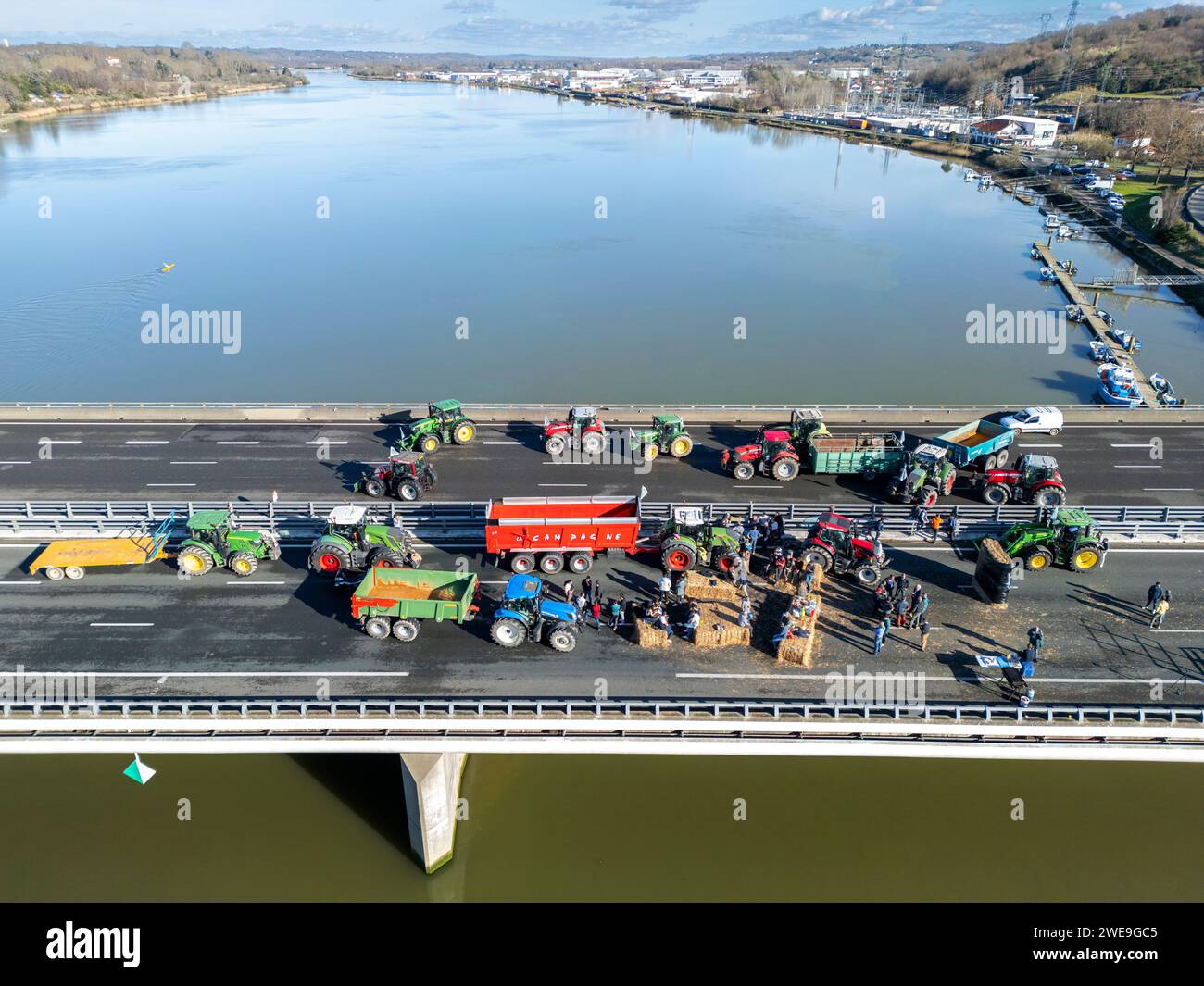 Demonstration von Landwirten, die die Autobahn A63 blockieren (Viaduc Hubert Touya, Bayonne (64100), Pyrénées-Atlantiques (64), Nouvelle Aquitaine, Frankreich). An diesem Dienstag, dem 23. Januar 2024, haben die Bauern der Pyrénées-Atlantiques, auf Aufforderung der FDSEA 64 und der Junglandwirte, ab 6 Uhr morgens Sperrpunkte an den Autobahnkreuzen Bayonne organisiert. Der Verkehr wird diesen Dienstag auf diesem Teil der Autobahn von entschlossenen Demonstranten unterbrochen. Die Landwirtschaftsdemonstrationen sind ein Zeichen der Krise, vor der der Agrarsektor in Frankreich und Europa steht. Stockfoto
