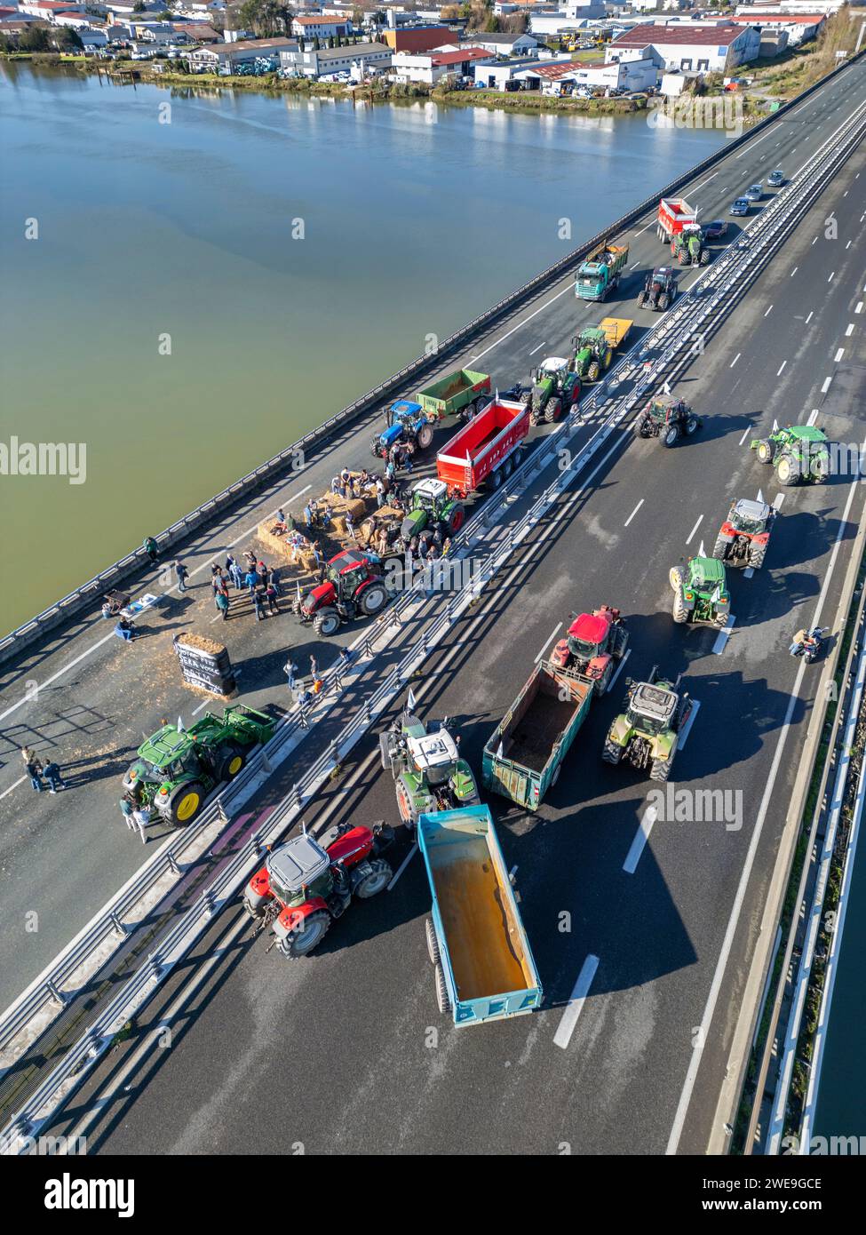 Demonstration von Landwirten, die die Autobahn A63 blockieren (Viaduc Hubert Touya, Bayonne (64100), Pyrénées-Atlantiques (64), Nouvelle Aquitaine, Frankreich). An diesem Dienstag, dem 23. Januar 2024, haben die Bauern der Pyrénées-Atlantiques, auf Aufforderung der FDSEA 64 und der Junglandwirte, ab 6 Uhr morgens Sperrpunkte an den Autobahnkreuzen Bayonne organisiert. Der Verkehr wird diesen Dienstag auf diesem Teil der Autobahn von entschlossenen Demonstranten unterbrochen. Die Landwirtschaftsdemonstrationen sind ein Zeichen der Krise, vor der der Agrarsektor in Frankreich und Europa steht. Stockfoto