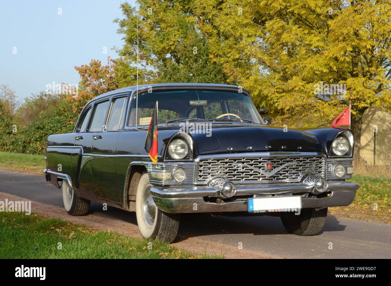 19.10.2012 Tschaika GAZ 13 Deutschland/Sachsen Anhalt/Altmark/Landkreis Stendal/Beuster/Blaulichtmuseum/DDR- Staatskarosse aus der Ära Walter Ulbricht und Wilhelm Pieck/ Tschaika GAZ 13/ Baujahr 1961/ elektrischer Fensterheber/ Automatikgetriebe/ 8 Zylinder Viertaktmotor/ 5526ccm/ 195 PS/ ***Nutzung nur redaktionell*** *** 19 10 2012 Tschaika GAZ 13 Deutschland Sachsen Anhalt Altmark Landkreis Stendal Beuster Blaulichtmuseum DDR Staatswagen aus der Zeit von Walter Ulbricht und Wilhelm Pieck Tschaika GAZ 13 Baujahr 1961 elektrische Fensterheber Automatikgetriebe 8 Zylinder vier- Stockfoto