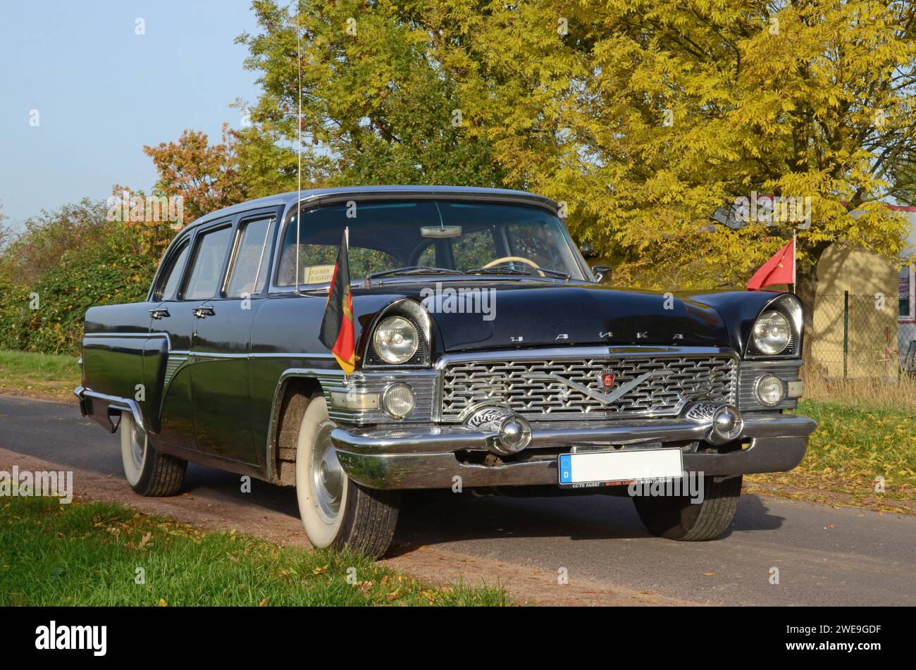 19.10.2012 Tschaika GAZ 13 Deutschland/Sachsen Anhalt/Altmark/Landkreis Stendal/Beuster/Blaulichtmuseum/DDR- Staatskarosse aus der Ära Walter Ulbricht und Wilhelm Pieck/ Tschaika GAZ 13/ Baujahr 1961/ elektrischer Fensterheber/ Automatikgetriebe/ 8 Zylinder Viertaktmotor/ 5526ccm/ 195 PS/ ***Nutzung nur redaktionell*** *** 19 10 2012 Tschaika GAZ 13 Deutschland Sachsen Anhalt Altmark Landkreis Stendal Beuster Blaulichtmuseum DDR Staatswagen aus der Zeit von Walter Ulbricht und Wilhelm Pieck Tschaika GAZ 13 Baujahr 1961 elektrische Fensterheber Automatikgetriebe 8 Zylinder vier- Stockfoto