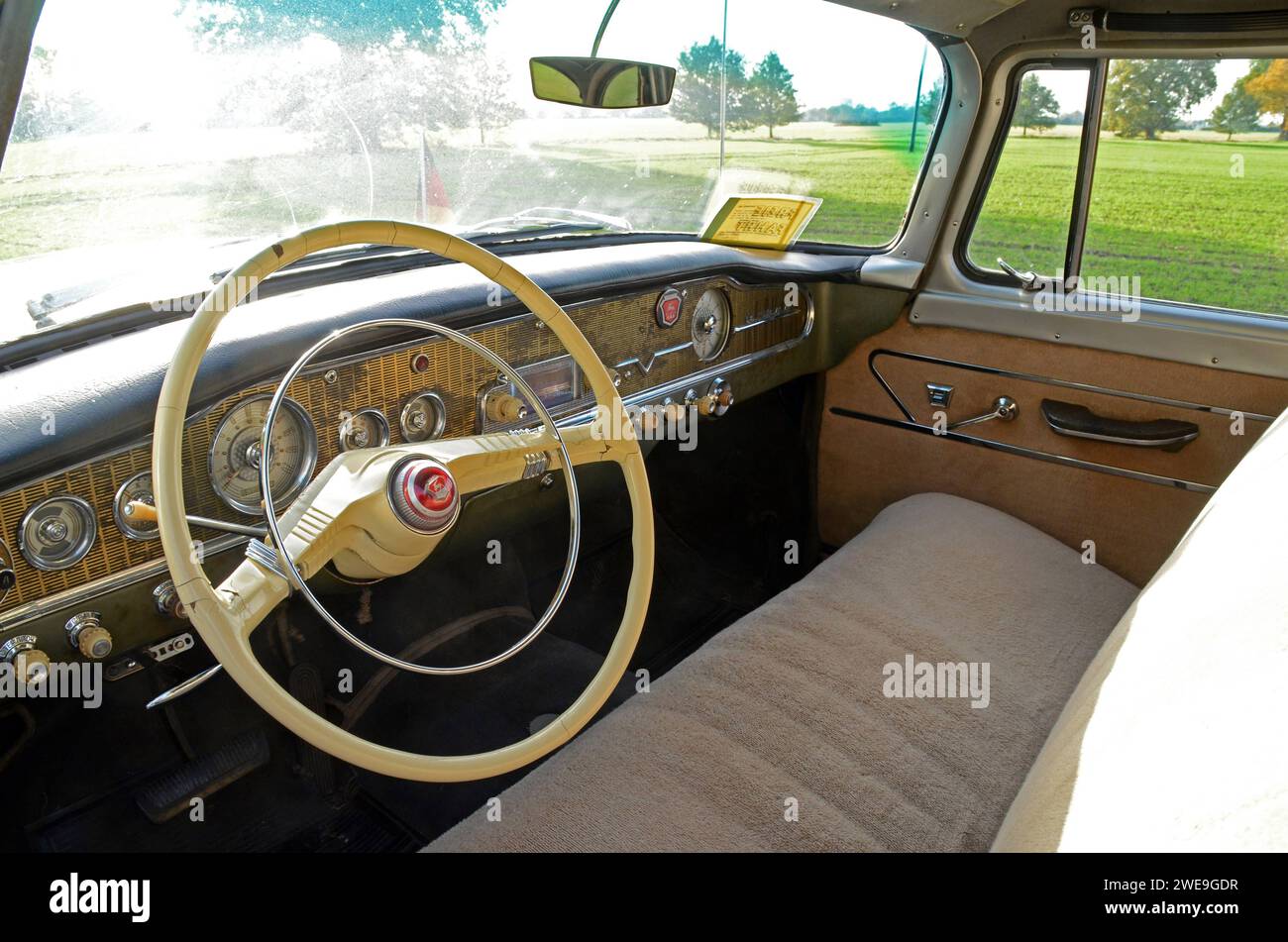 19.10.2012 Tschaika GAZ 13 Deutschland/Sachsen Anhalt/Altmark/Landkreis Stendal/Beuster/Blaulichtmuseum/DDR- Staatskarosse aus der Ära Walter Ulbricht und Wilhelm Pieck/ Tschaika GAZ 13/ Baujahr 1961/ elektrischer Fensterheber/ Automatikgetriebe/ 8 Zylinder Viertaktmotor/ 5526ccm/ 195 PS/ Innenansicht/ Armaturenbrett/ Cockpit/ ***Nutzung nur redaktionell*** *** 19 10 2012 Tschaika GAZ 13 Deutschland Sachsen Anhalt Kreis Altmark Stendal Beuster Blaulichtmuseum DDR Staatswagen aus der Zeit von Walter Ulbricht und Wilhelm Pieck Tschaika GAZ 13 Baujahr 1961 elektrische Fenster Autom Stockfoto