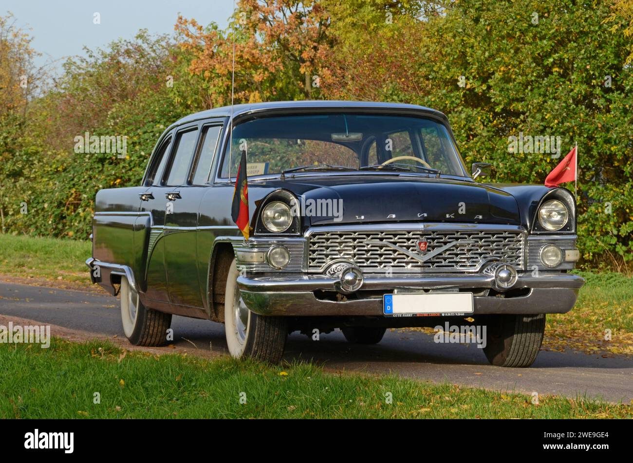 19.10.2012 Tschaika GAZ 13 Deutschland/Sachsen Anhalt/Altmark/Landkreis Stendal/Beuster/Blaulichtmuseum/DDR- Staatskarosse aus der Ära Walter Ulbricht und Wilhelm Pieck/ Tschaika GAZ 13/ Baujahr 1961/ elektrischer Fensterheber/ Automatikgetriebe/ 8 Zylinder Viertaktmotor/ 5526ccm/ 195 PS/ ***Nutzung nur redaktionell*** *** 19 10 2012 Tschaika GAZ 13 Deutschland Sachsen Anhalt Altmark Landkreis Stendal Beuster Blaulichtmuseum DDR Staatswagen aus der Zeit von Walter Ulbricht und Wilhelm Pieck Tschaika GAZ 13 Baujahr 1961 elektrische Fensterheber Automatikgetriebe 8 Zylinder vier- Stockfoto