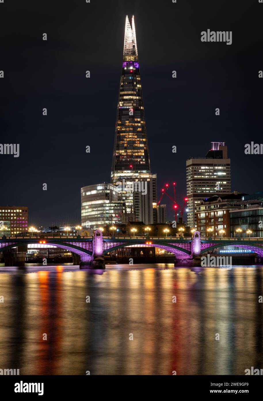 London. UK- 01.20.2024. Eine Langzeitbelichtung des Shard mit Lichtreflexionen auf der Themse. Stockfoto