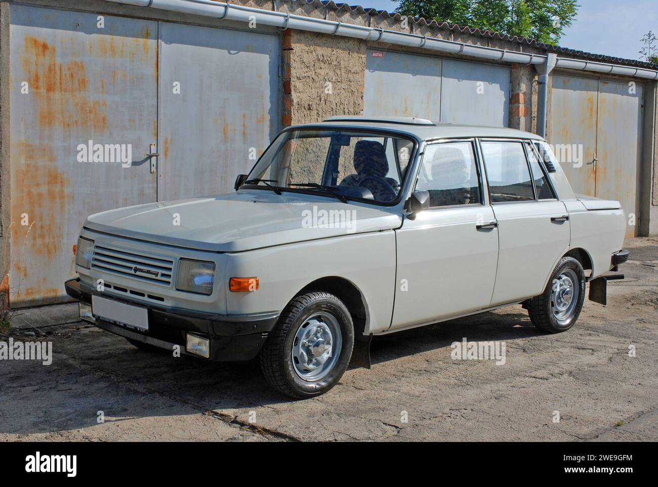 04.09.2012 Wartburg 353 S Deutschland/Sachsen Anhalt/Altmark/Landkreis Stendal/Bismark/Wartburg 353 S steht vor einem DDR Garagenkomplex/Baujahr Januar 1986/Originalzustand/1. Hand/ 50 PS/ 993 ccm *** 04 09 2012 Wartburg 353 S Deutschland Sachsen Anhalt Altmark Landkreis Stendal Bismark Wartburg 353 S steht vor einem DDR-Garagenkomplex Baujahr Januar 1986 Originalzustand 1 Hand 50 ps 993 ccm Stockfoto