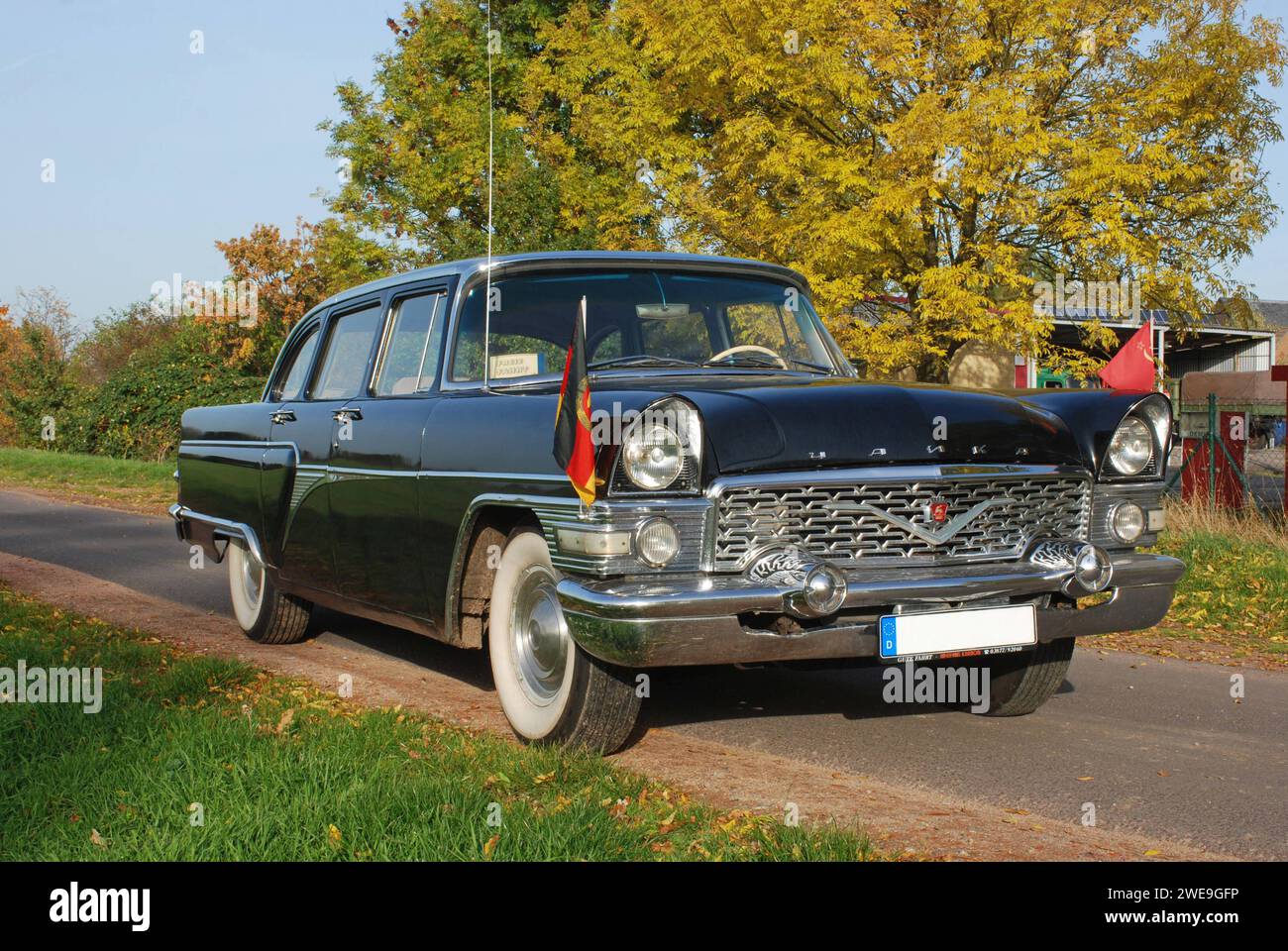 19.10.2012 Tschaika GAZ 13 Deutschland/Sachsen Anhalt/Altmark/Landkreis Stendal/Beuster/Blaulichtmuseum/DDR- Staatskarosse aus der Ära Walter Ulbricht und Wilhelm Pieck/ Tschaika GAZ 13/ Baujahr 1961/ elektrischer Fensterheber/ Automatikgetriebe/ 8 Zylinder Viertaktmotor/ 5526ccm/ 195 PS/ ***Nutzung nur redaktionell*** *** 19 10 2012 Tschaika GAZ 13 Deutschland Sachsen Anhalt Altmark Landkreis Stendal Beuster Blaulichtmuseum DDR Staatswagen aus der Zeit von Walter Ulbricht und Wilhelm Pieck Tschaika GAZ 13 Baujahr 1961 elektrische Fensterheber Automatikgetriebe 8 Zylinder vier- Stockfoto