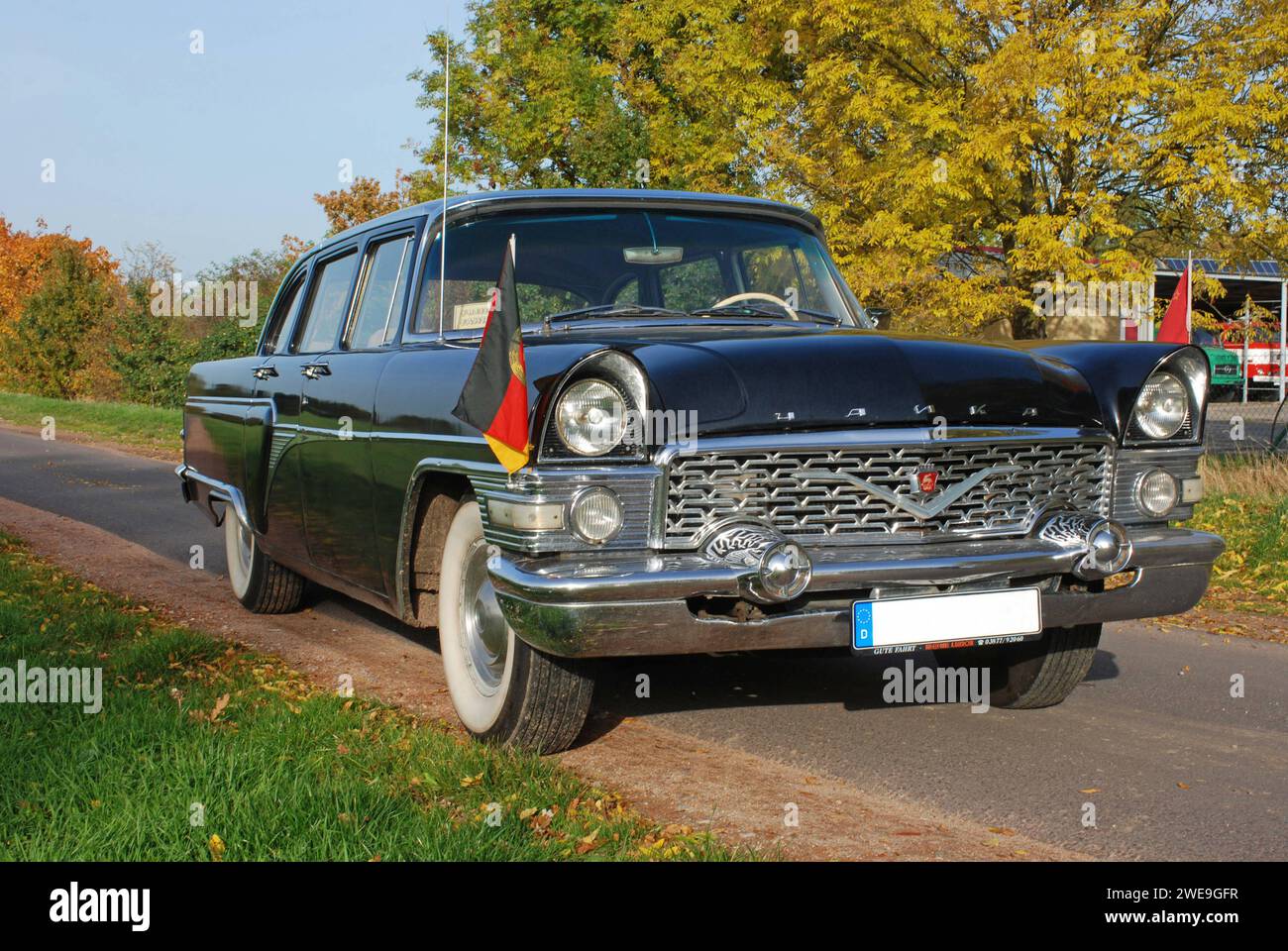 19.10.2012 Tschaika GAZ 13 Deutschland/Sachsen Anhalt/Altmark/Landkreis Stendal/Beuster/Blaulichtmuseum/DDR- Staatskarosse aus der Ära Walter Ulbricht und Wilhelm Pieck/ Tschaika GAZ 13/ Baujahr 1961/ elektrischer Fensterheber/ Automatikgetriebe/ 8 Zylinder Viertaktmotor/ 5526ccm/ 195 PS/ ***Nutzung nur redaktionell*** *** 19 10 2012 Tschaika GAZ 13 Deutschland Sachsen Anhalt Altmark Landkreis Stendal Beuster Blaulichtmuseum DDR Staatswagen aus der Zeit von Walter Ulbricht und Wilhelm Pieck Tschaika GAZ 13 Baujahr 1961 elektrische Fensterheber Automatikgetriebe 8 Zylinder vier- Stockfoto