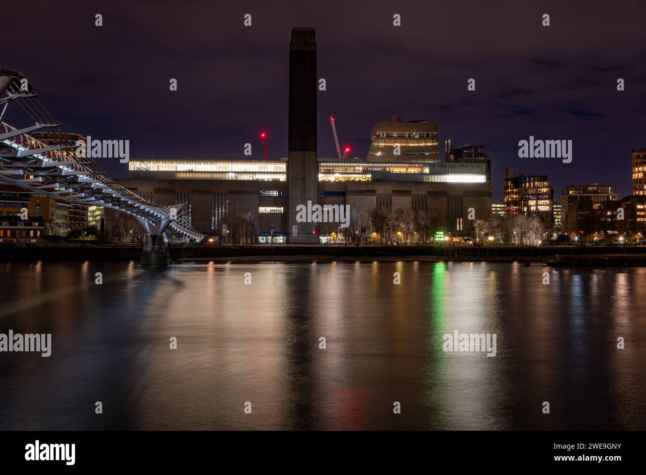 London. UK-01.20.2024. Eine Langzeitbelichtung bei Nacht auf die Tate Modern Gallery vom Nordufer der Themse Stockfoto