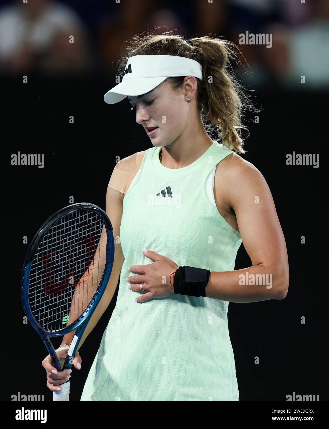 Melbourne, Australien. Januar 2024. Anna Kalinskaya aus Russland reagiert im Viertelfinale der Frauen gegen Zheng Qinwen aus China beim Australian Open Tennis Turnier in Melbourne, Australien am 24. Januar 2024. Quelle: Ma Ping/Xinhua/Alamy Live News Stockfoto