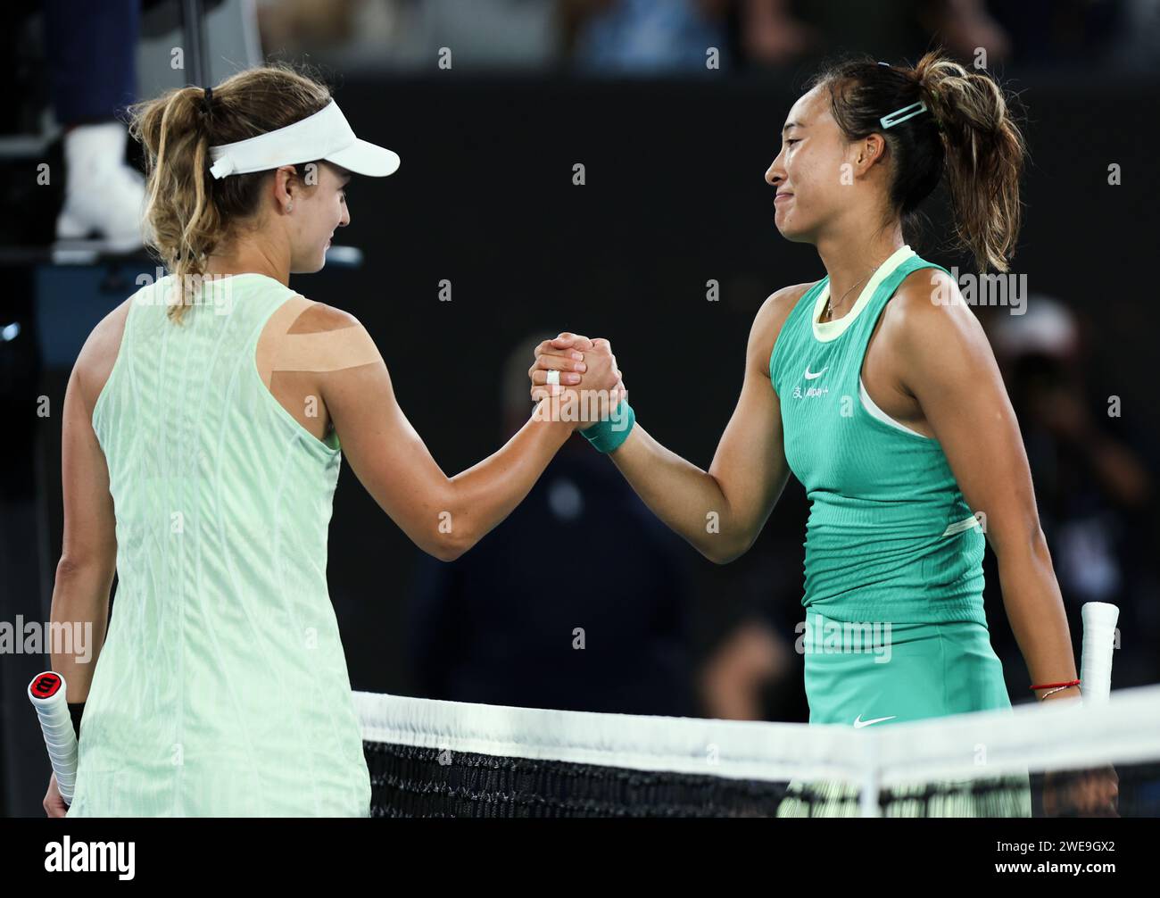 Melbourne, Australien. Januar 2024. Zheng Qinwen (R) aus China begrüßt Anna Kalinskaya aus Russland nach ihrem Viertelfinale der Frauen-Singles beim Australian Open Tennis Turnier in Melbourne, Australien, 24. Januar 2024. Quelle: Ma Ping/Xinhua/Alamy Live News Stockfoto
