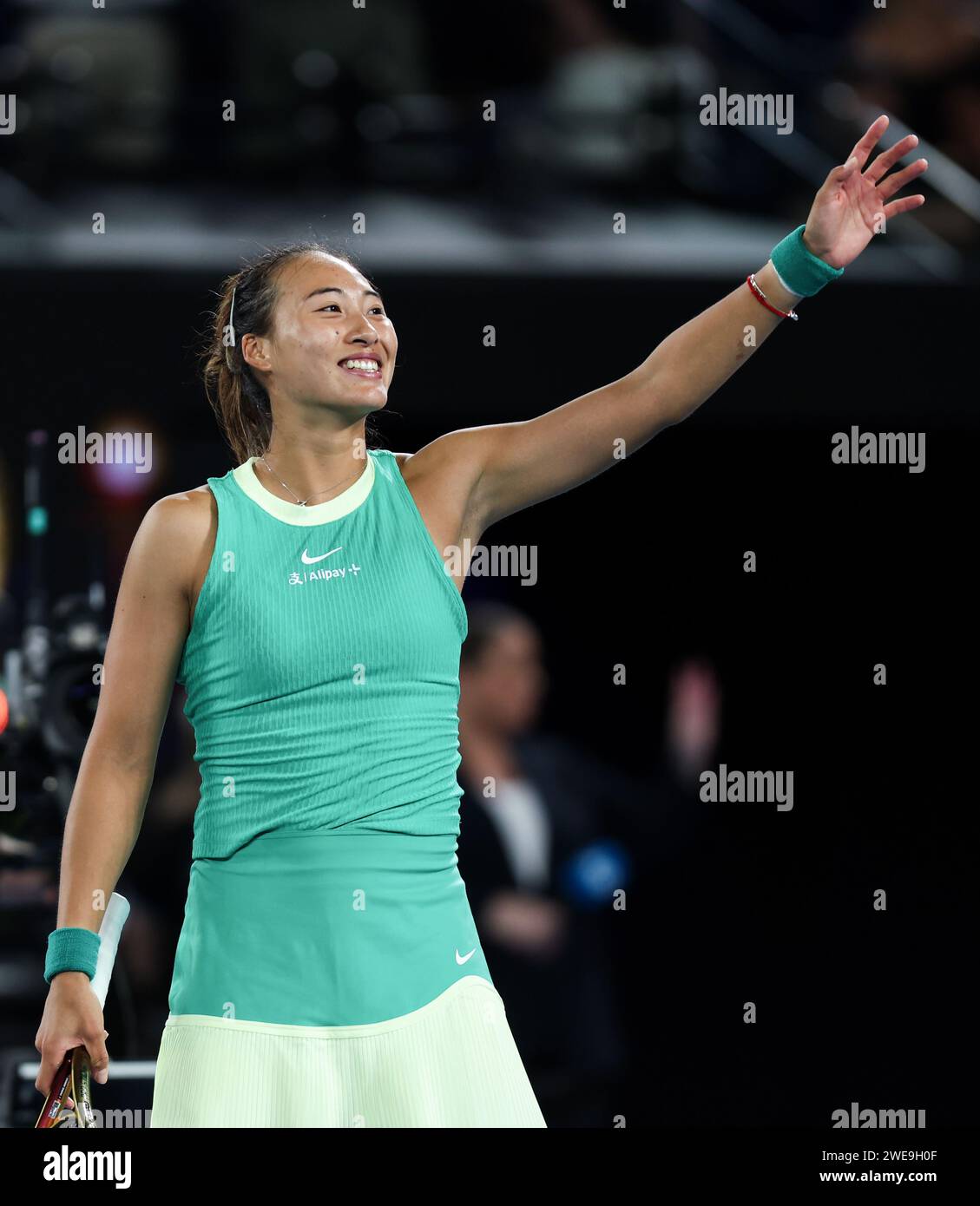 Melbourne, Australien. Januar 2024. Zheng Qinwen aus China gewann das Viertelfinale der Frauen im Einzel gegen Anna Kalinskaya aus Russland beim Australian Open Tennis Turnier in Melbourne, Australien, am 24. Januar 2024. Quelle: Ma Ping/Xinhua/Alamy Live News Stockfoto