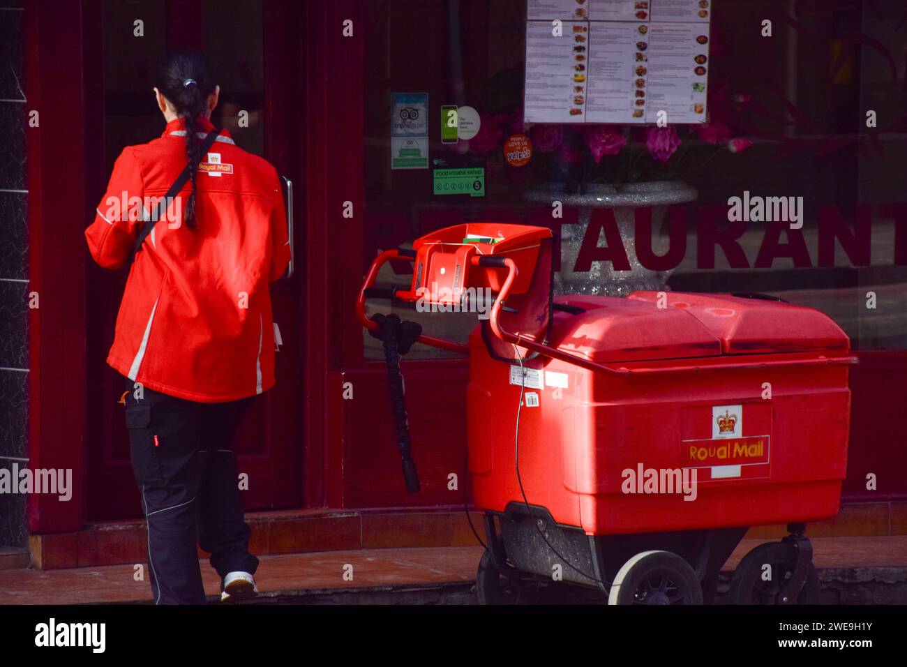 London, Großbritannien. Januar 2024. Ein Postmitarbeiter stellt Post in Zentral-London zu, da die britische Regulierungsbehörde Ofcom vorschlägt, dass Royal Mail die Zustellung auf drei Tage pro Woche reduziert. Quelle: Vuk Valcic/Alamy Live News Stockfoto