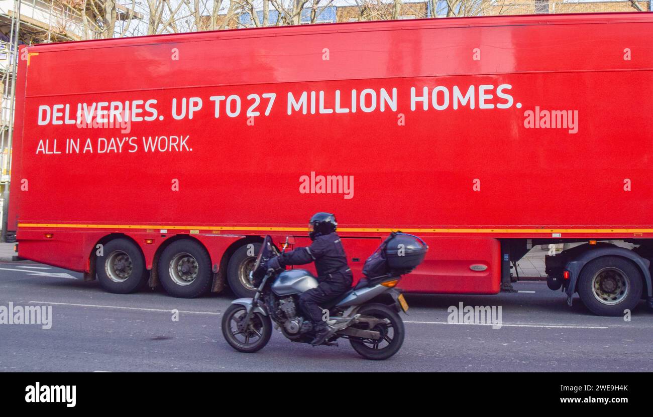 London, Großbritannien. Januar 2024. Ein Royal Mail Truck in Zentral-London als britische Regulierungsbehörde Ofcom schlägt vor, dass Royal Mail die Lieferungen auf drei Tage pro Woche reduziert. Quelle: Vuk Valcic/Alamy Live News Stockfoto