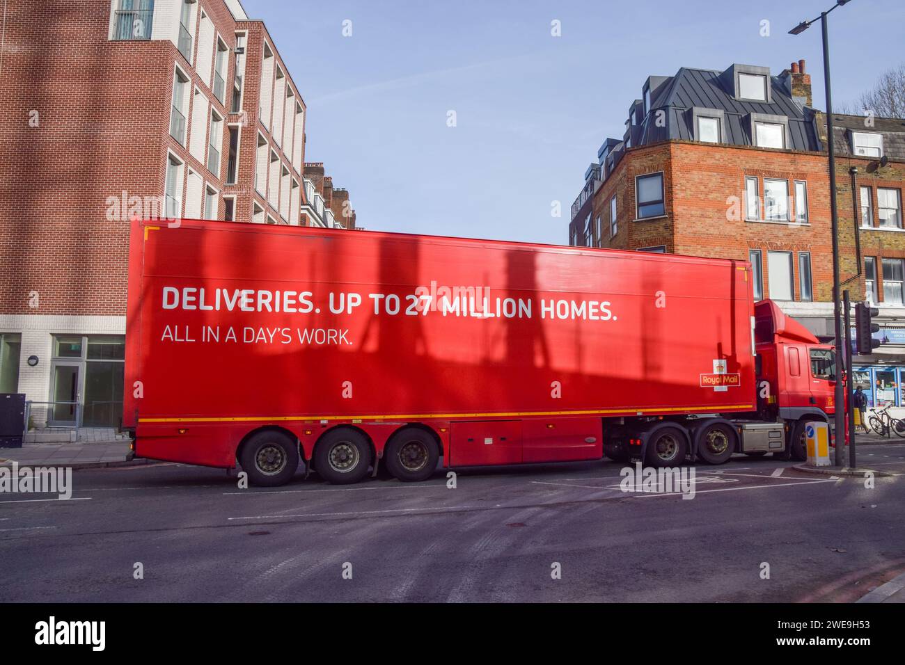 London, Großbritannien. Januar 2024. Ein Royal Mail Truck in Zentral-London als britische Regulierungsbehörde Ofcom schlägt vor, dass Royal Mail die Lieferungen auf drei Tage pro Woche reduziert. Quelle: Vuk Valcic/Alamy Live News Stockfoto