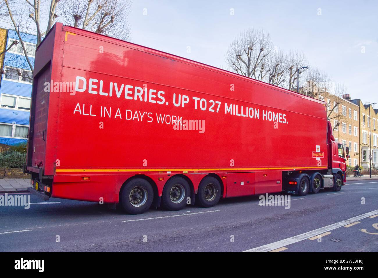 London, Großbritannien. Januar 2024. Ein Royal Mail Truck in Zentral-London als britische Regulierungsbehörde Ofcom schlägt vor, dass Royal Mail die Lieferungen auf drei Tage pro Woche reduziert. Quelle: Vuk Valcic/Alamy Live News Stockfoto
