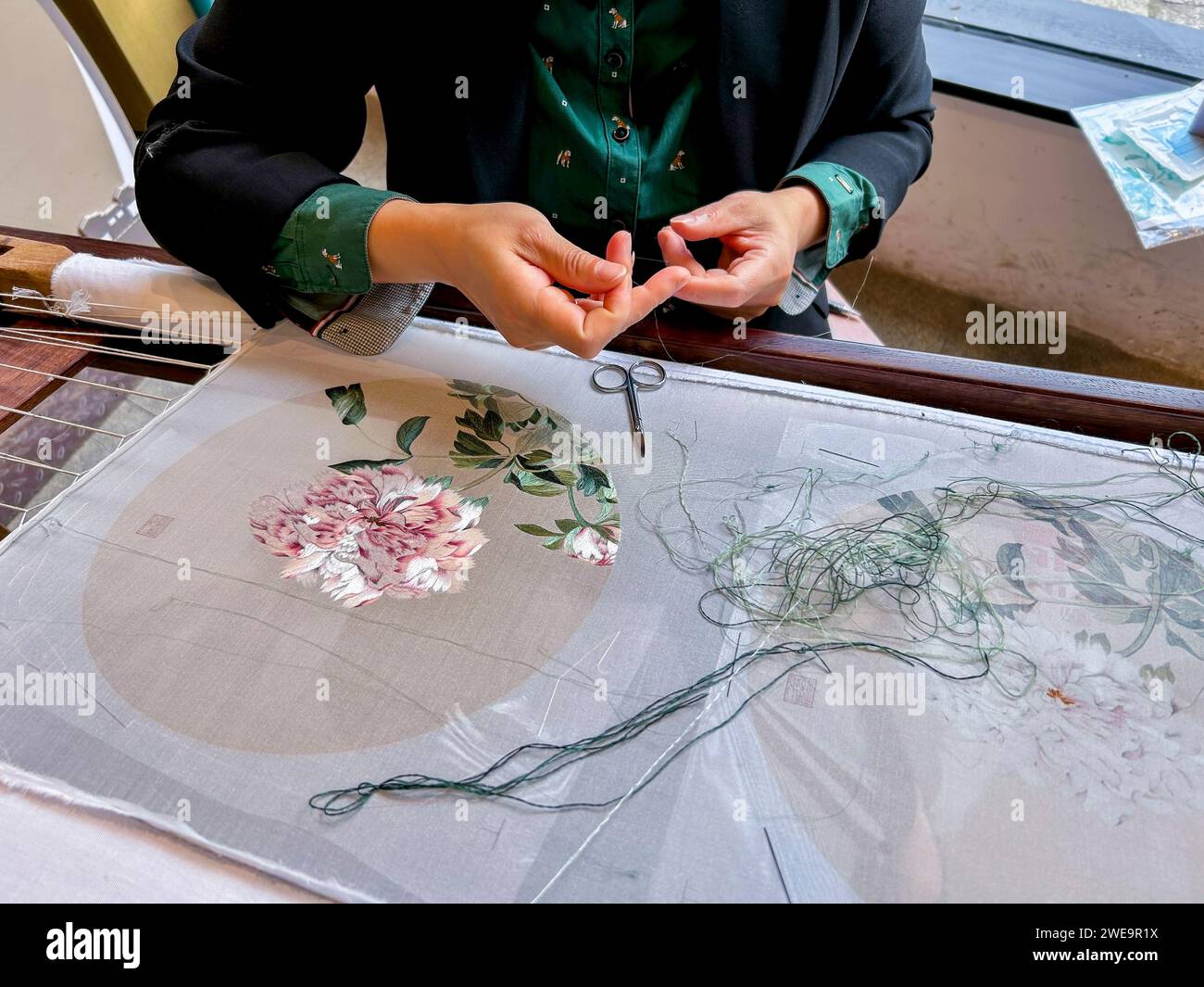 Suzhou, China, Chinesin, die an Seidenstoff-Design arbeitet, im Workshop, „Gildenhalle für die Handelskammer von Linghan“ Stockfoto