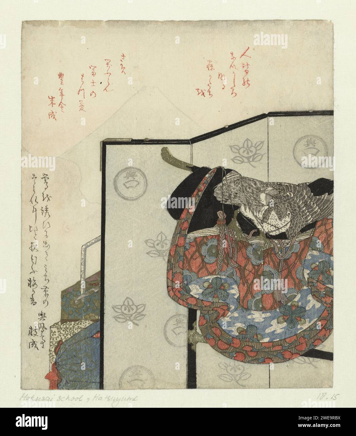Ein Autoschirm mit einem Kimono auf einem Regal, anonym, um 1822 - um 1828 Ein Autoschirm mit einem Regal, in dem ein Kimono mit dem Bild eines Falken und Auberginen abgebildet ist. Der Walk und die Auberginen sind Elemente des ersten glücklichen Traums (Hatsuyume) des neuen Jahres. Das dritte Element, der Fuji, wird durch den Rauch einer Pfeife gebildet, die jemanden hinter dem Klappschirm raucht. Damit sie einen solchen Traum von Glück bekommen, wurde im alten Jahr ein Bild des Schatzschiffs unter das Kissen gelegt. Mit zwei Gedichten. Japan Papier Farbe Holzschnitt / Polierschirm, faltender Bildschirm Stockfoto