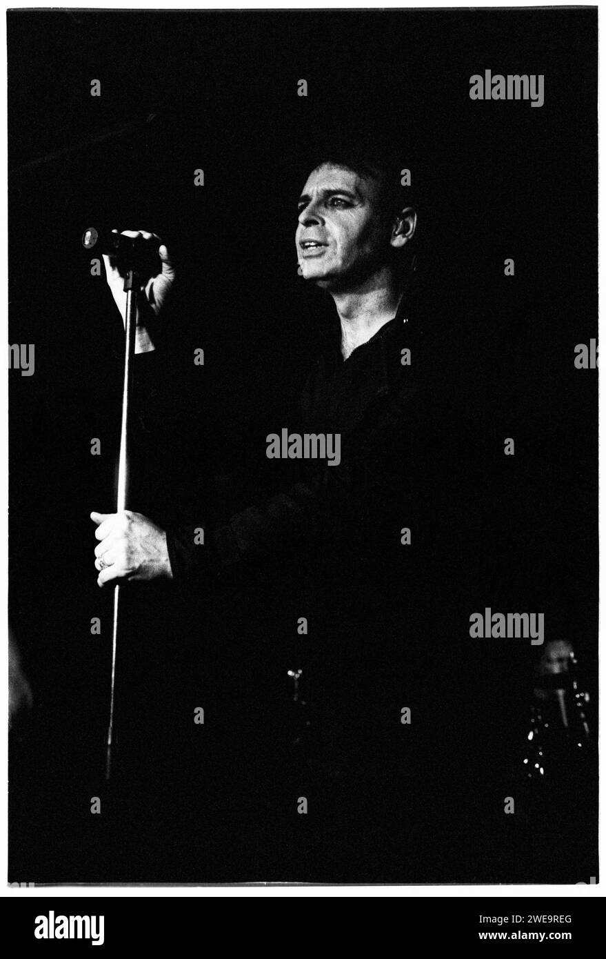 GARY NUMAN, KONZERT, 2004: Musiklegende Gary Numan spielt am 4. März 2000 im Barfly Club in Cardiff, Wales. Foto: Rob Watkins. INFO: Gary Numan, geboren 1958, ist ein englischer Pionier. In den späten 70er Jahren entwickelte sich sein elektronischer und industrieller Sound, der in Hits wie „Cars“ und Alben wie „The Pleasure Principle“ verkörpert wurde, und beeinflusste die neuen Genres Wave und Synthie-Pop und hinterließ einen dauerhaften Einfluss auf die Musiklandschaft. Stockfoto
