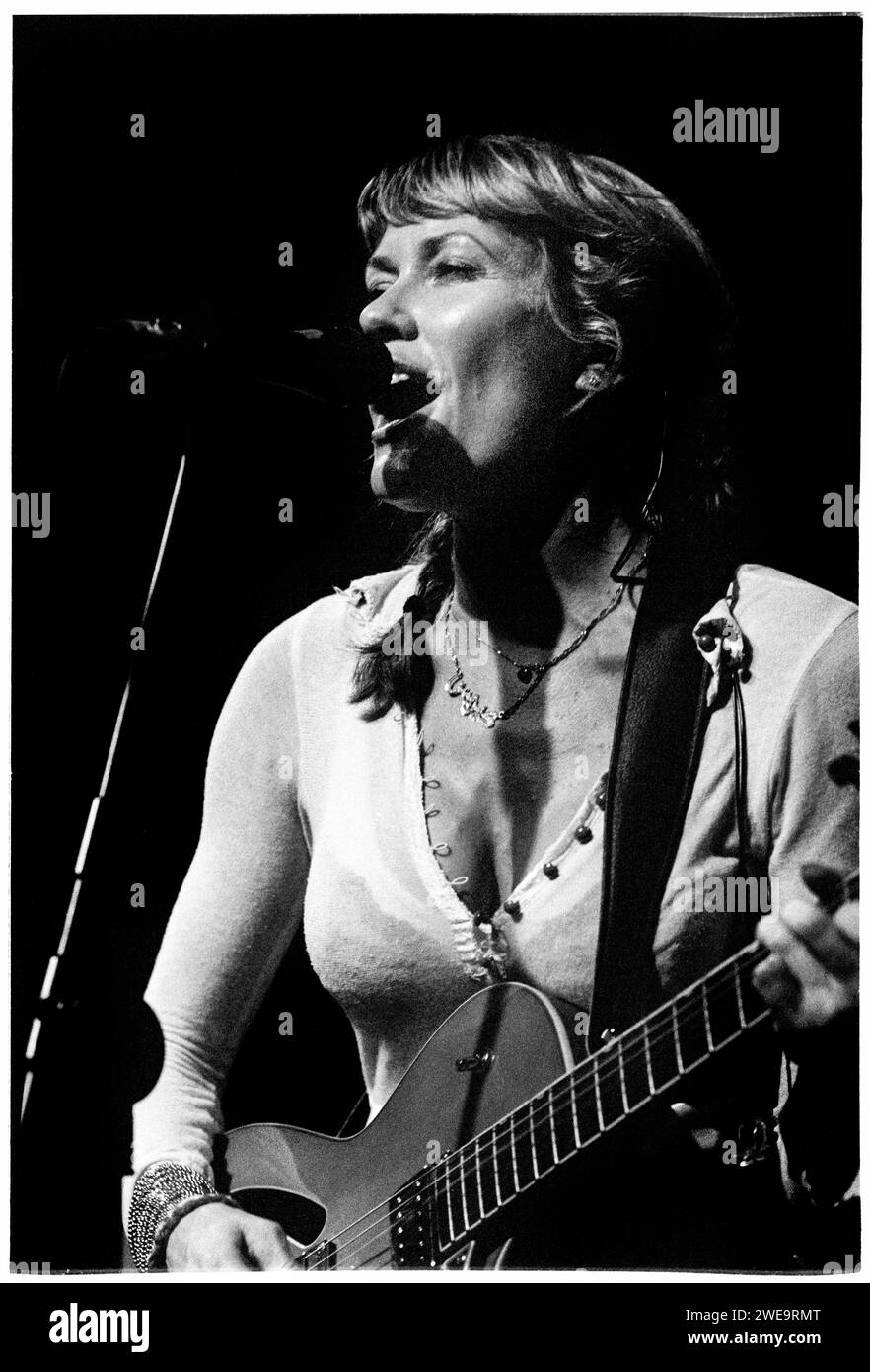 CERYS MATTHEWS, KONZERT, 2006: Folk-Rock-Sänger Cerys Matthews (ex-catatonia) tritt live am 24. Juli 2006 in Cardiff auf. Foto: ROB WATKINS. INFO: Cerys Matthews, der walisische Sänger, Songwriter und ehemalige Catatonia Frontoman, begann eine erfolgreiche Solokarriere. Ihre Alben, darunter Cockahoop und Don't Look Down, zeigen eine Mischung aus Folk, Country und Blues und heben Matthews vielseitige Musikalität und Songwriting hervor. Stockfoto