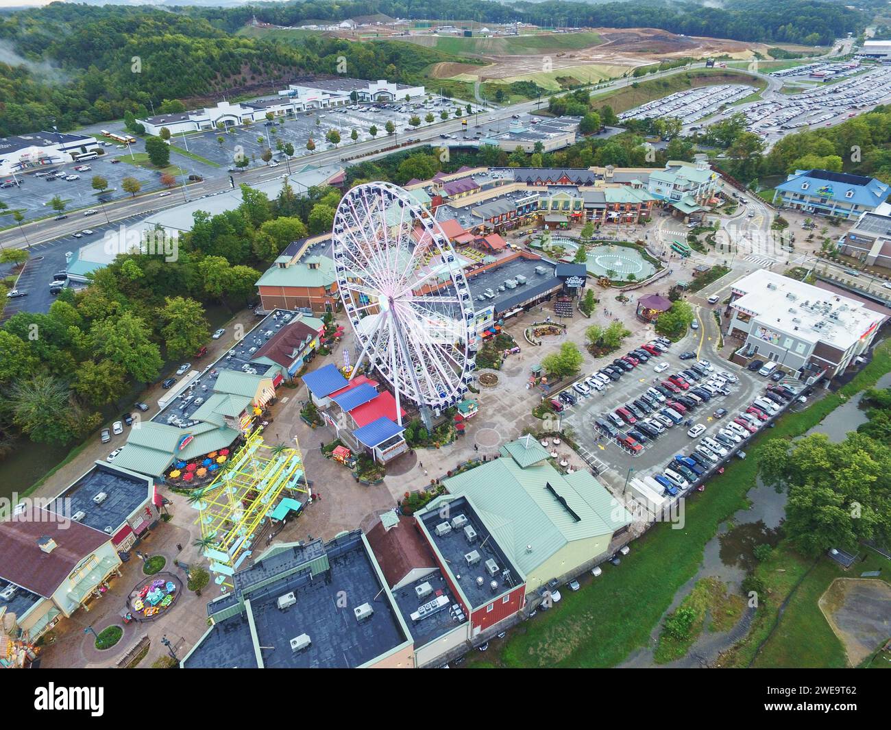 Vogelperspektive auf den lebhaften Vergnügungspark und die urbane Landschaft, Tennessee Stockfoto