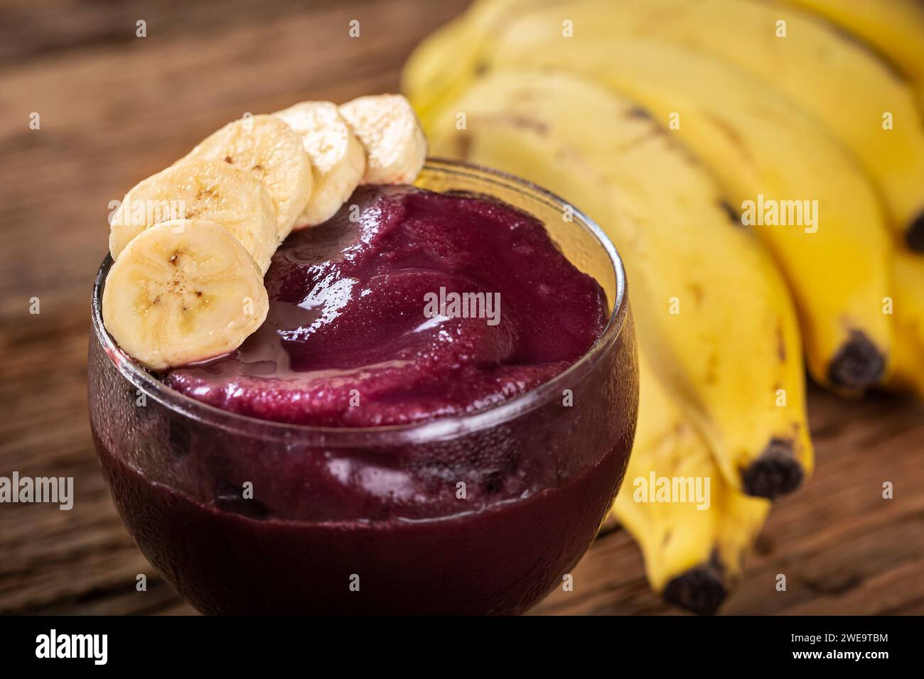 Akai mit Banane. Brasilianisches Acai. Stockfoto