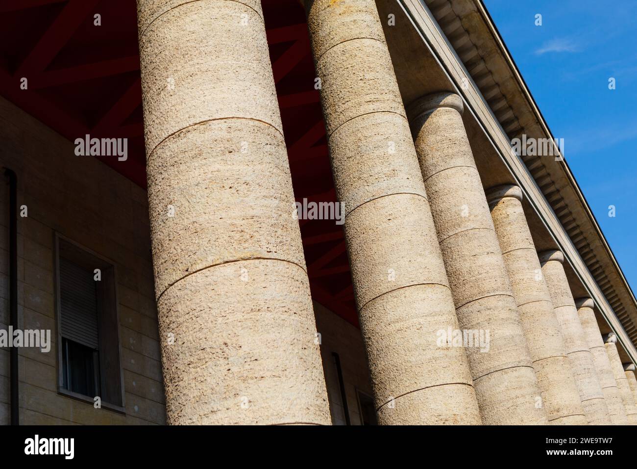 Säulen an der Fassade des Gebäudes des Europäischen Parlaments Stockfoto