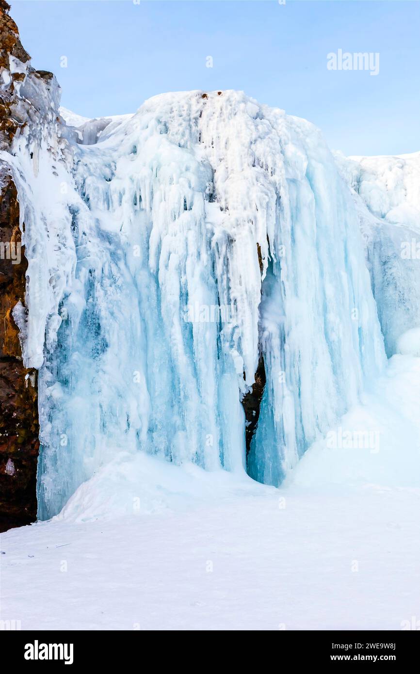 Insel, Kirkjufellsfoss, gefrorener Wasserfall Stockfoto