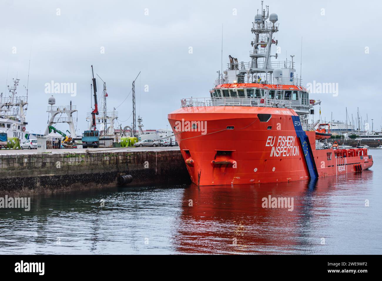 Vigo, Spanien; 29. Januar 2021: Das EU-Fischereischutzschiff Lundy Sentinel in markanter Orange Stockfoto