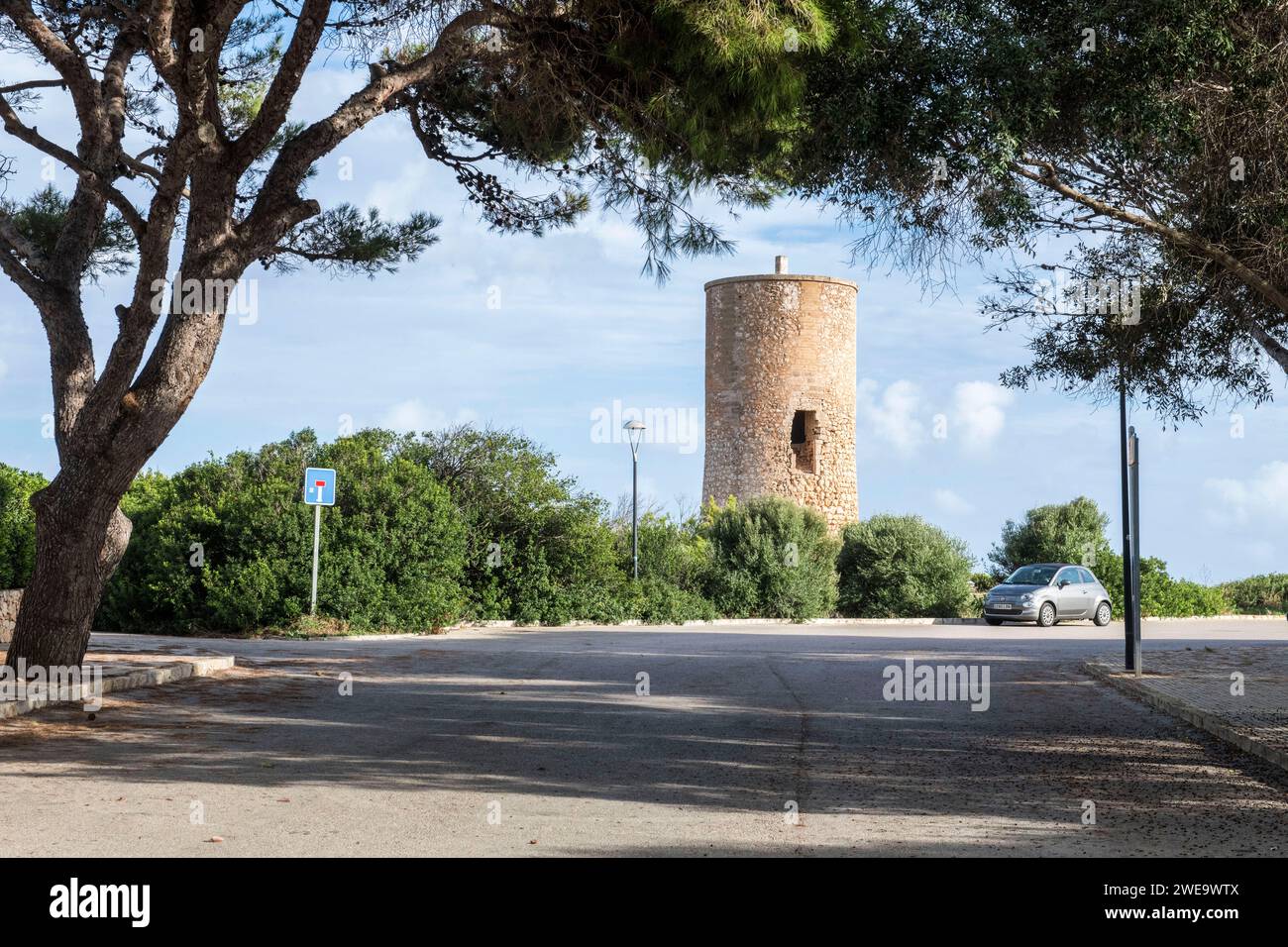 Der Wachturm „Torre dels Falcons“, der 1577 an der Ostküste Mallorcas erbaut wurde, steht seit den 1980er Jahren unter Denkmalschutz Stockfoto
