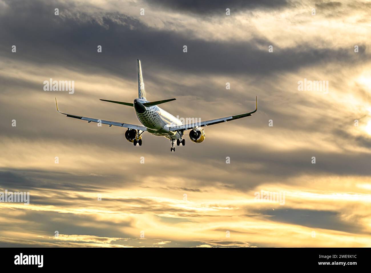 Barcelona, ​​Spain; 1. November 2023: Flugzeug des Airbus A320 der Vueling-Gesellschaft landet bei Sonnenuntergang auf dem Flughafen Josep Tarradellas Barcelona-El Prat Stockfoto