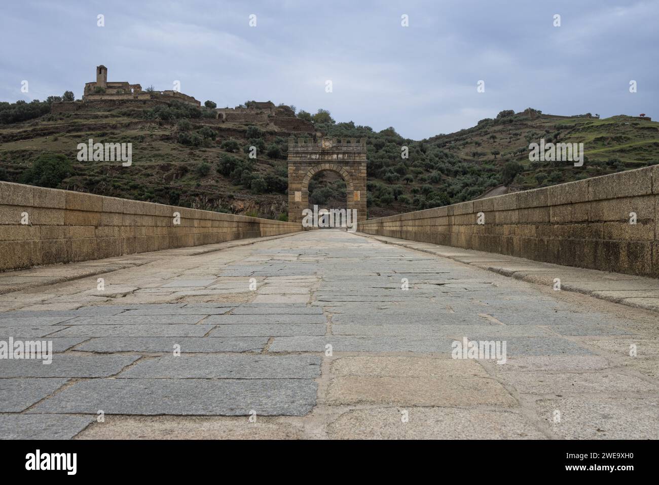 EN el Centro del puente romano de Alcántara se encuentra el Arco de Triunfo de Trajano. Una auténtica obra de Ingeniería realizada por el Imperio Roma Stockfoto