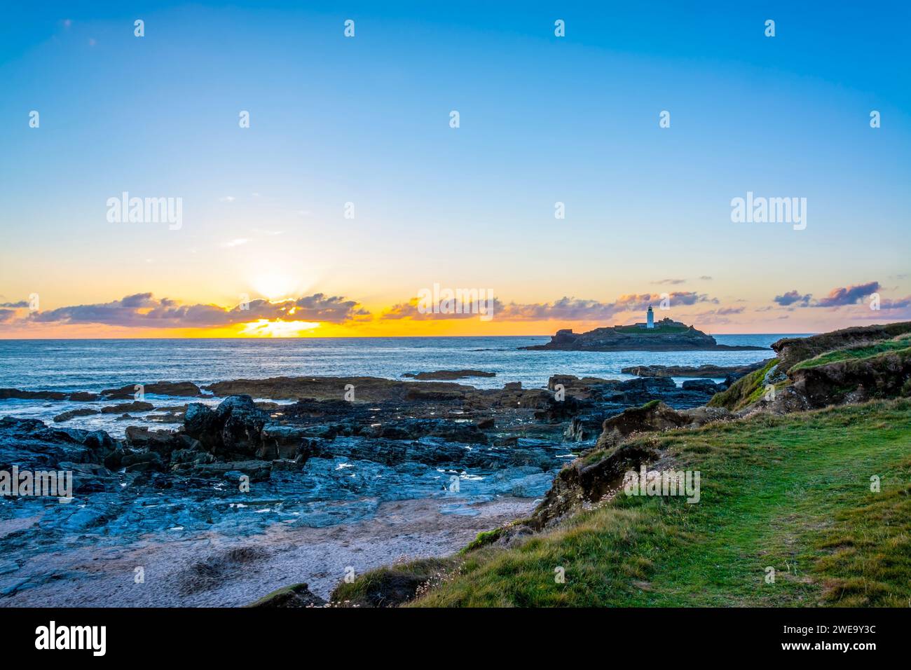 Sunset Godrevy Lighthouse vor der Küste von Cornwall Stockfoto