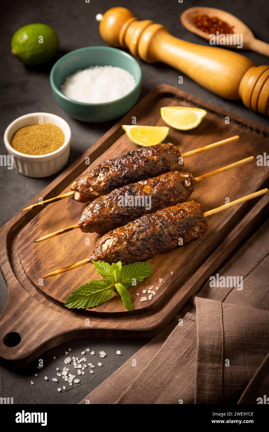 Rindkafta auf dem Holzbrett. Kafta, traditionelle arabische Küche. Stockfoto