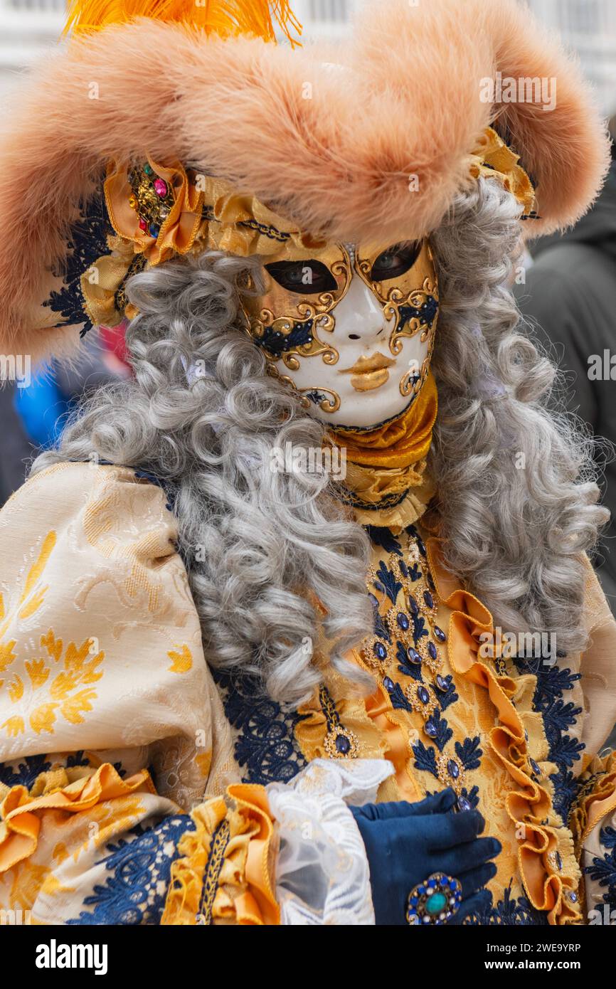 Traditionelle Aufwendige Maske Und Kostüme Beim Jährlichen Karneval In Venedig. Italien, 20. Februar 2023. Stockfoto