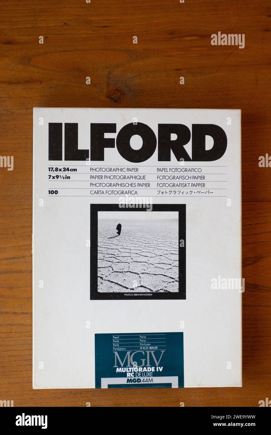 AALST, BELGIEN, 22. JANUAR 2024: Eine Vintage-Schachtel mit Ilford-Fotopapier mit Perlfinish. Harman Technology, Handelsnamen Ilford Photo, ist ein britischer Bas Stockfoto