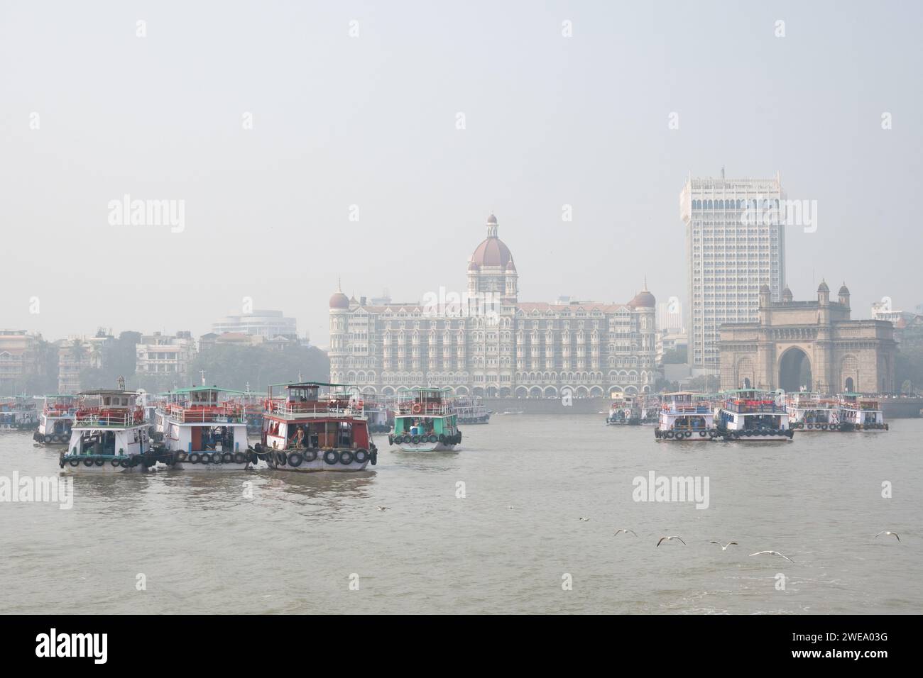 Mumbai, Maharashtra, Indien, Stadtbild von Mumbai mit Taj Mumbai Palace. Hotel und Gateway of India, nur redaktionell. Stockfoto