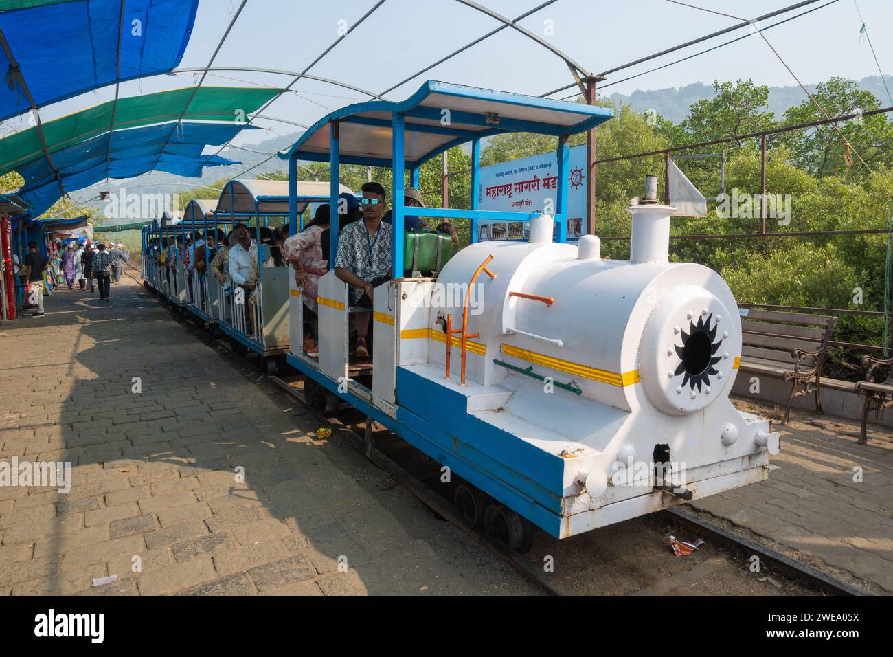 Mumbai, Maharashtra, Indien, Lokomotive für Touristen nach Elephanta Island, nur Redaktion. Stockfoto