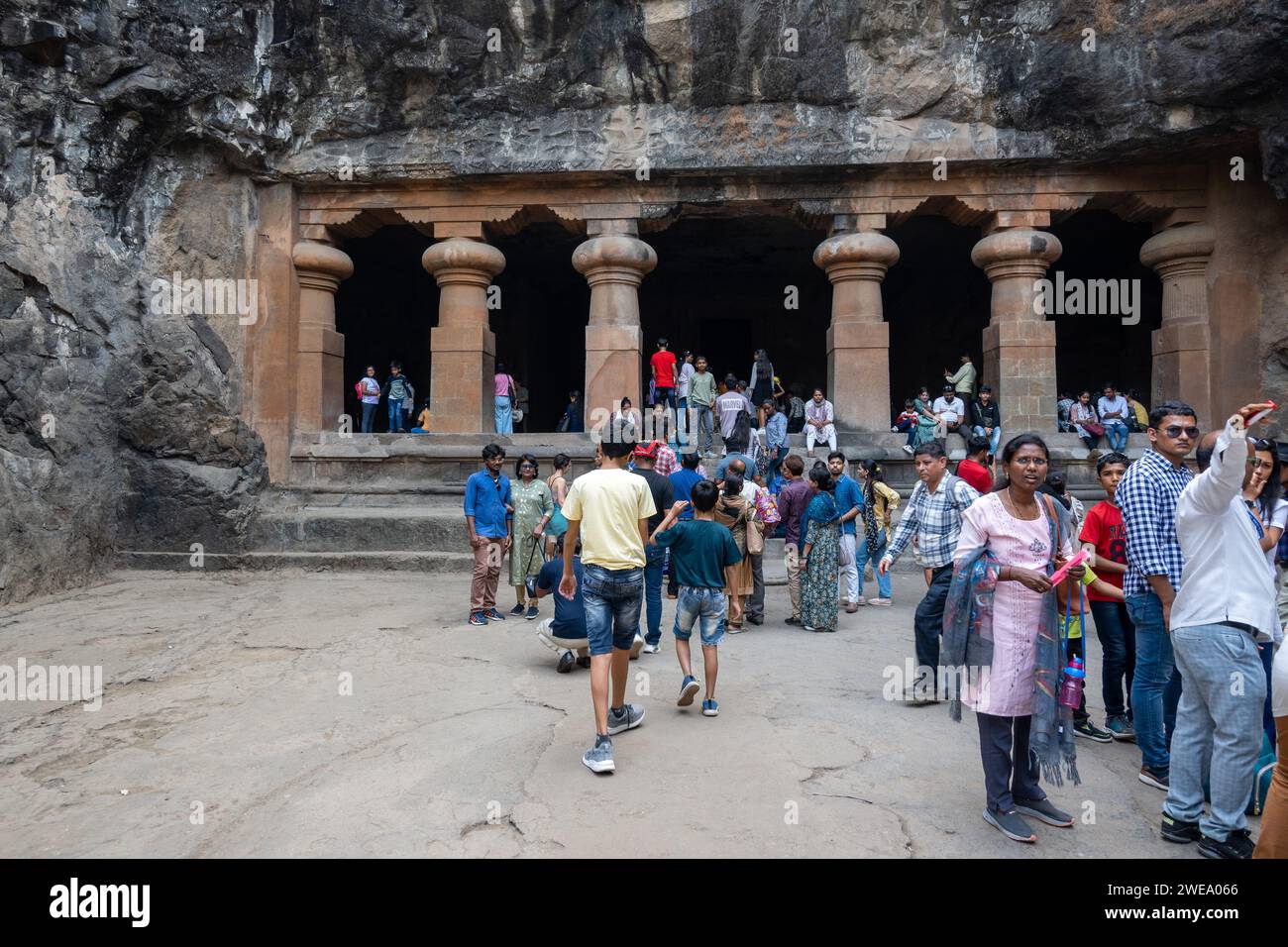 Mumbai, Maharashtra, Indien, indische Touristen, die den Tempel der Insel Elephanta besuchen, nur Redaktion. Stockfoto