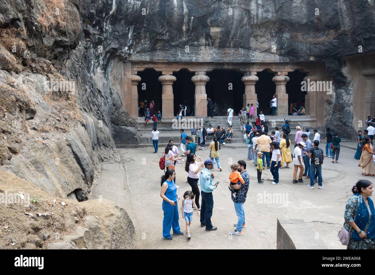 Mumbai, Maharashtra, Indien, indische Touristen, die den Tempel der Insel Elephanta besuchen, nur Redaktion. Stockfoto