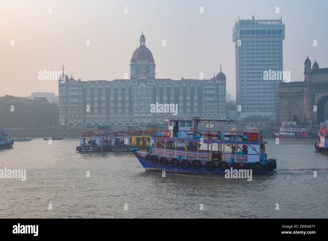 Mumbai, Maharashtra, Indien, Stadtbild von Mumbai mit Taj Mumbai Palace. Hotel und Gateway of India, nur redaktionell. Stockfoto