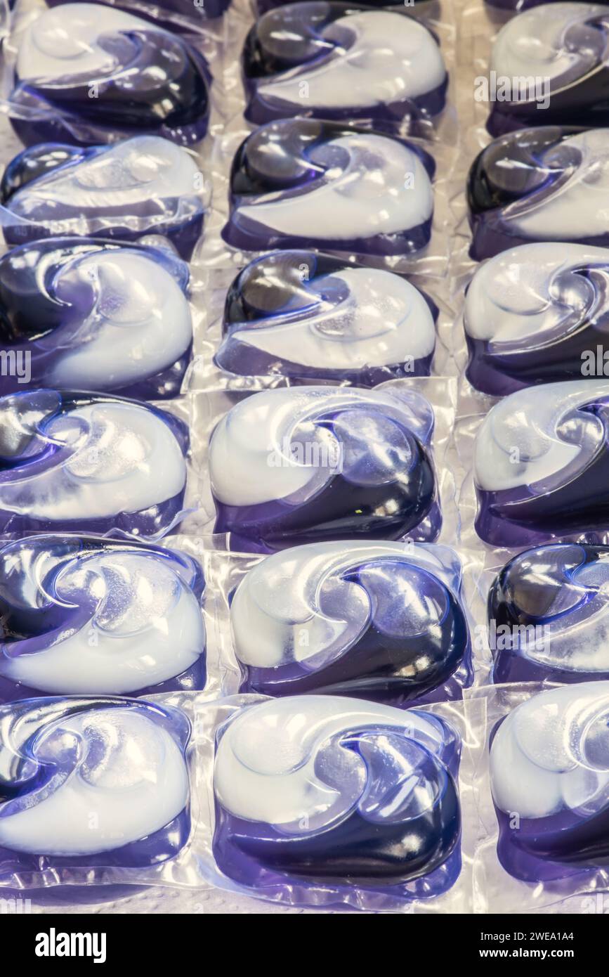 Wäschepads sind filmbeschichtete Packungen mit konzentriertem flüssigem oder pulverförmigem Reinigungsmittel, das sich bei Kontakt mit dem Wasser auflösen kann. Stockfoto