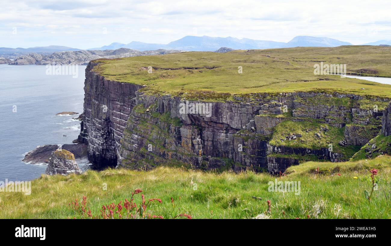 Landschaft mit Klippen und Meeresstapeln auf Handa Island vor der nordwestlichen Küste Schottlands Stockfoto