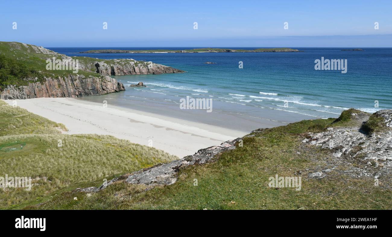 Türkisfarbenes Wasser und weiße Sandstrände entlang der Nordküste Schottlands Stockfoto