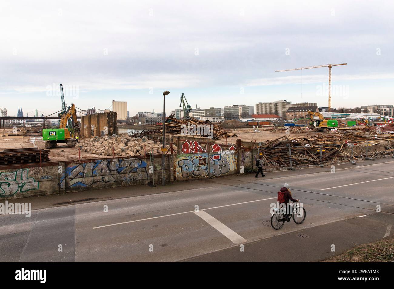 Auf dem Gelände des Hafens von Deutz wird in den nächsten Jahren ein neues Stadtquartier entstehen, im Hintergrund der Kölner Dom. Januar 10 Stockfoto